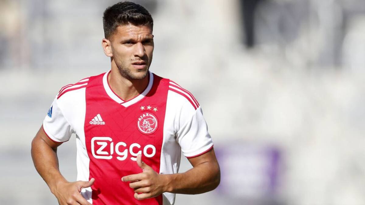 El Ajax cede al central Lisandro Magallán al Deportivo Alavés