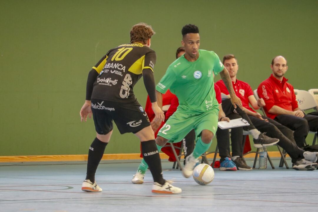 Everton, con el balón, durante el partido ante el Burela de Copa Galicia