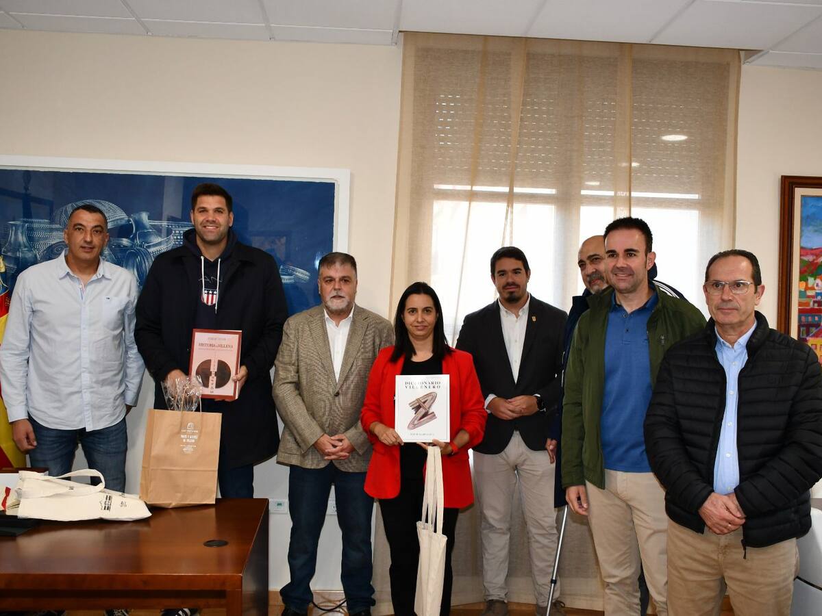 Felipe Reyes acompaña al V-74 de Villena en el inicio de los actos de su 50 aniversario