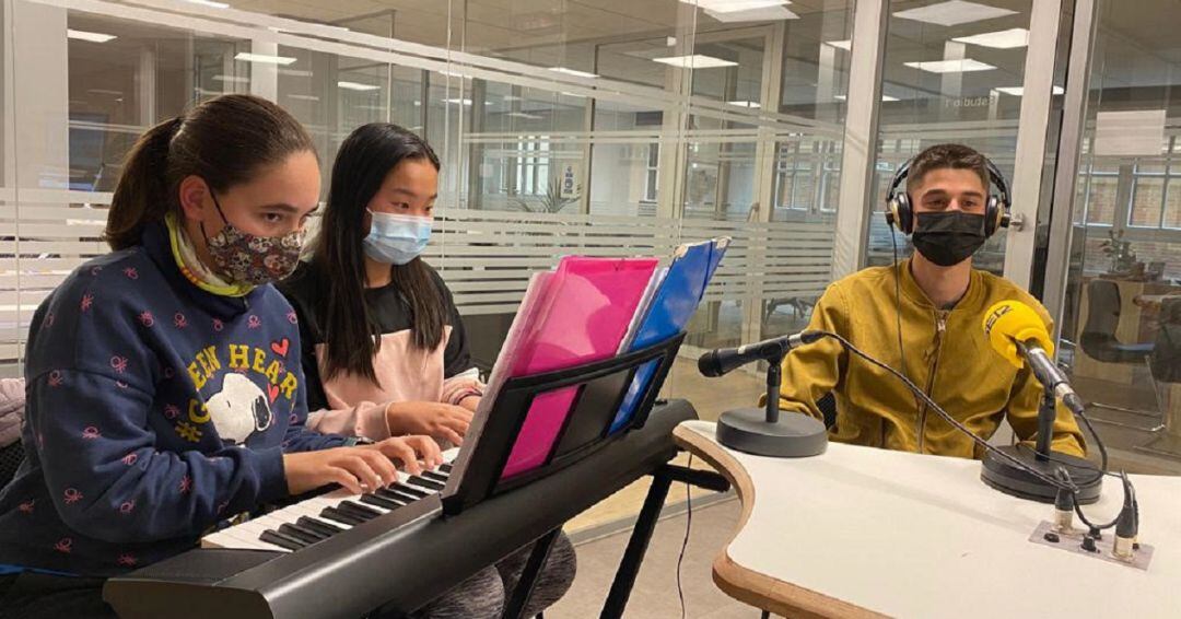 Las alumnas de La Probetta interpretan una de las canciones