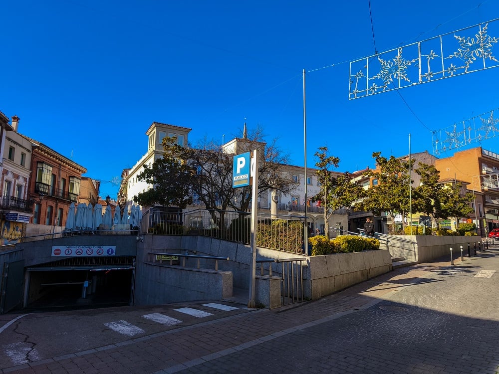 Entrada del aparcamiento municipal de la Plaza del Pueblo de Colmenar Viejo