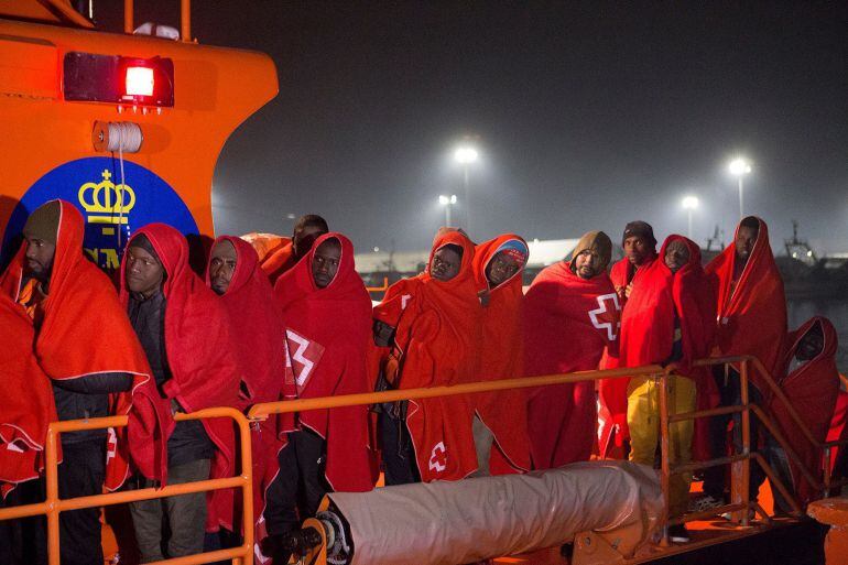 Llegan al puerto de Motril las 55 personas de origen subsahariano, de ellas diez mujeres, un niño de corta edad y varios menores, que fueron rescatados este jueves por Salvamento Marítimo cuando navegaban en una patera a 38 millas al suroeste ente la cost