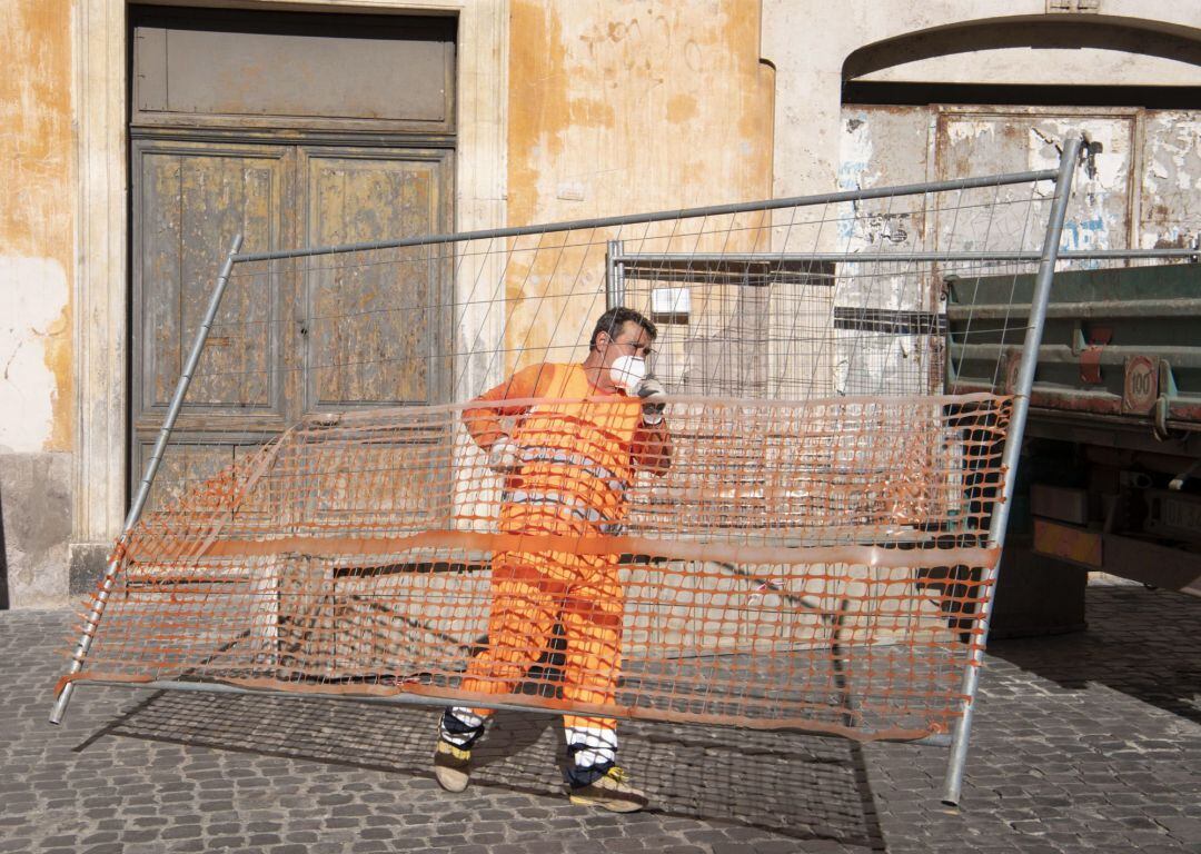 Los trabajadores de las construcciones y de las obras también toman medidas de precaución. 