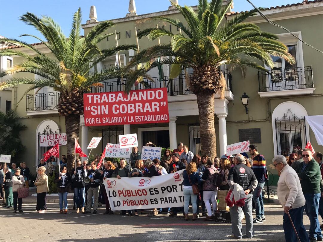 Primera de las protestas ante el ayuntamiento de La Puerta de Segura por los impagos a los trabajadores, que acumulan 5 nóminas de retraso