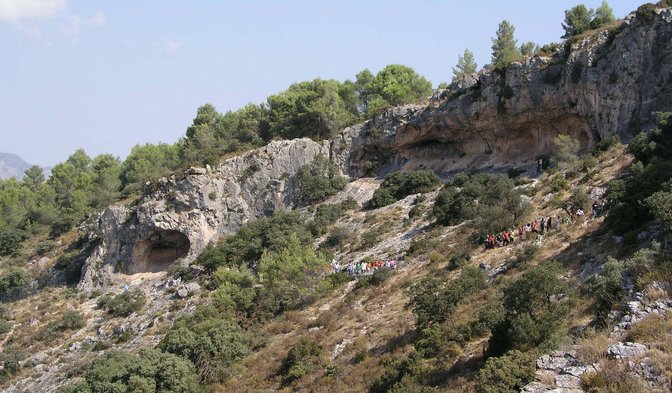 Visitantes en los abrigos donde están las pinturas rupestres de La Sarga.