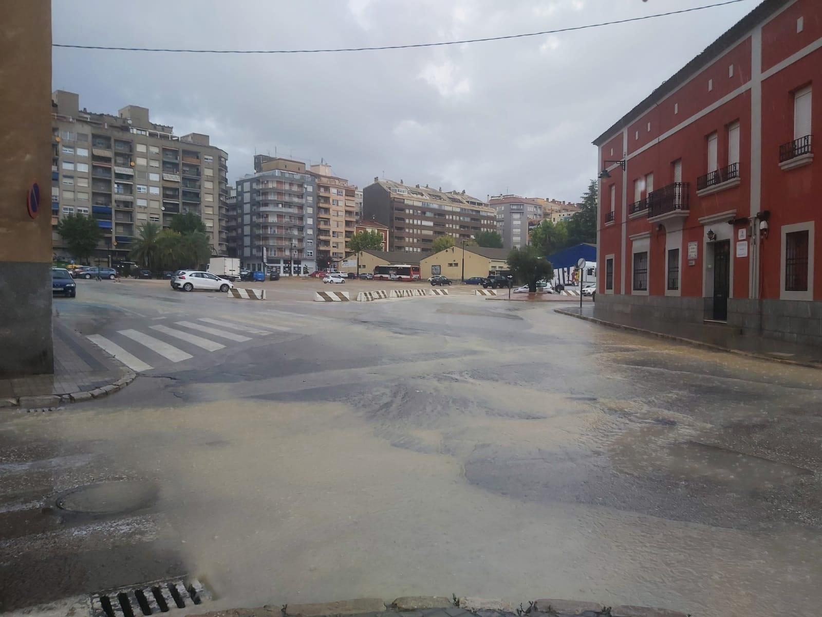 El cruce entre la calle Padre Poveda y la plaza de Al Azraq, este mediodía, durante la tormenta que ha caído en Alcoy.