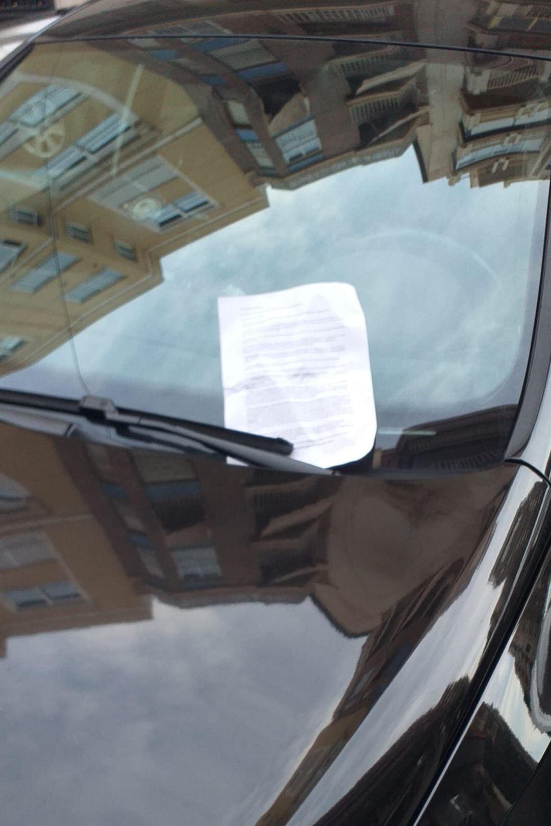 Coche aparcado en el barrio San Francisco Sales con el anónimo