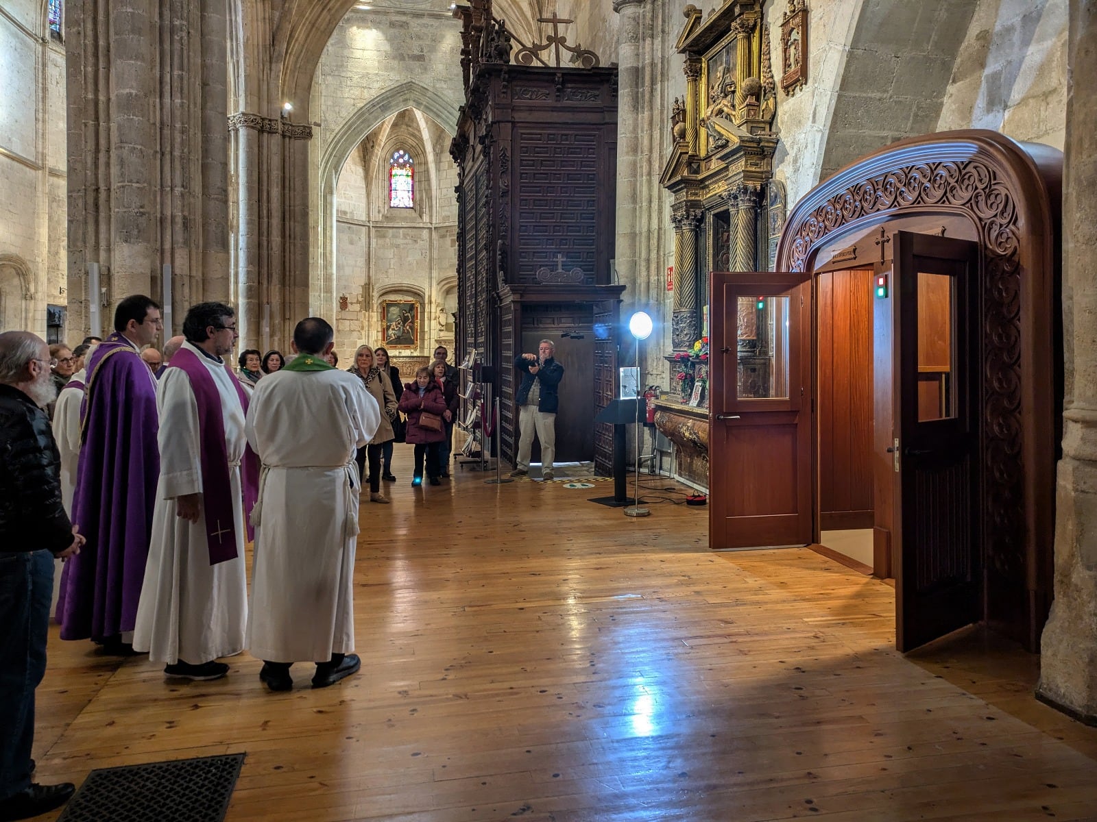 El confesionario realizado por ebanistería Ángel Pérez es más espacioso, cómodo y discreto