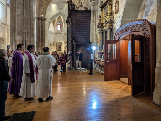 El confesionario realizado por ebanistería Ángel Pérez es más espacioso, cómodo y discreto