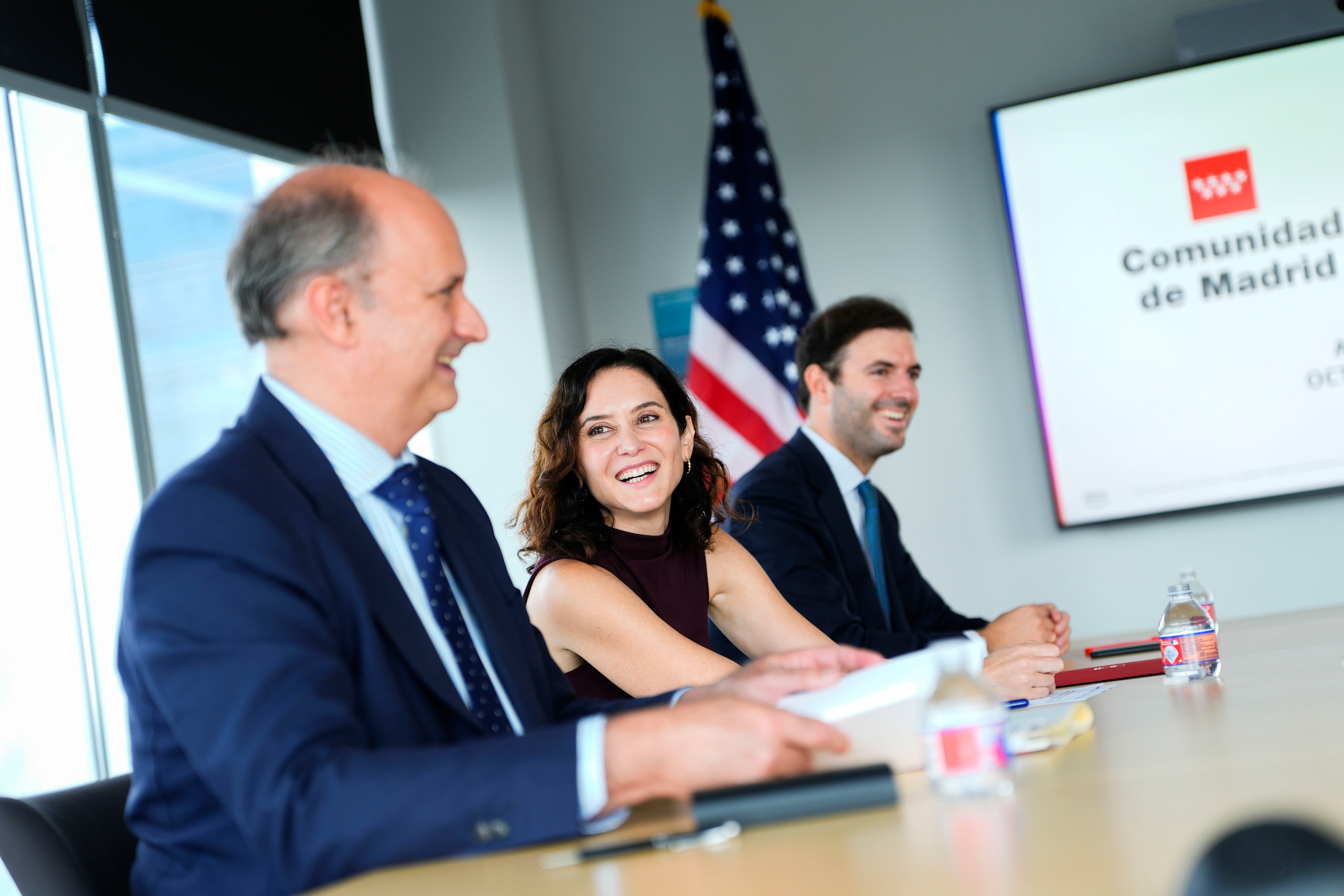 Reunión de la presidenta de la Comunidad de Madrid, Isabel Díaz Ayuso, y el consejero de Digitalización, Miguel López-Valverde, con representantes de la multinacional Amazon Web Services, este viernes en Austin, Texas. 