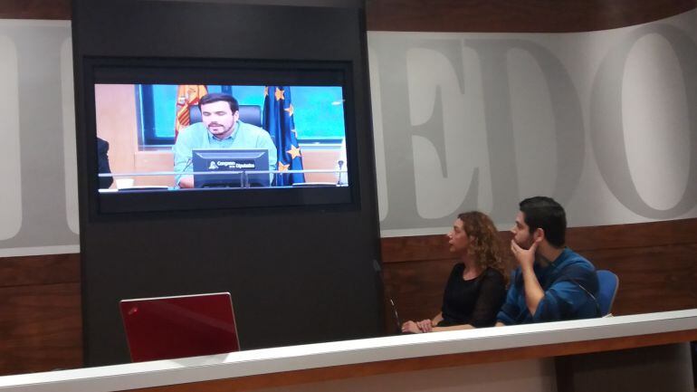 Los concejales Cristina Pontón y Rubén Rosón siguen por videoconferencia la presentación del manifiesto en el Congreso a cargo del coordinador de IU, Alberto Grazón. 