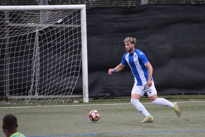 Samu Vázquez, jugador del Hércules, frente al Cerdanyola, en el municipal de Les Fontetes