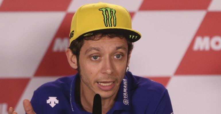 El italiano Valentino Rossi (Yamaha) participa en una rueda de prensa.