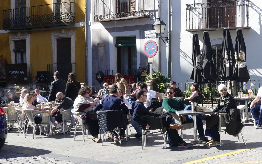 Terrezas en la Plaza Mayor de Cuenca antes de la pandemia