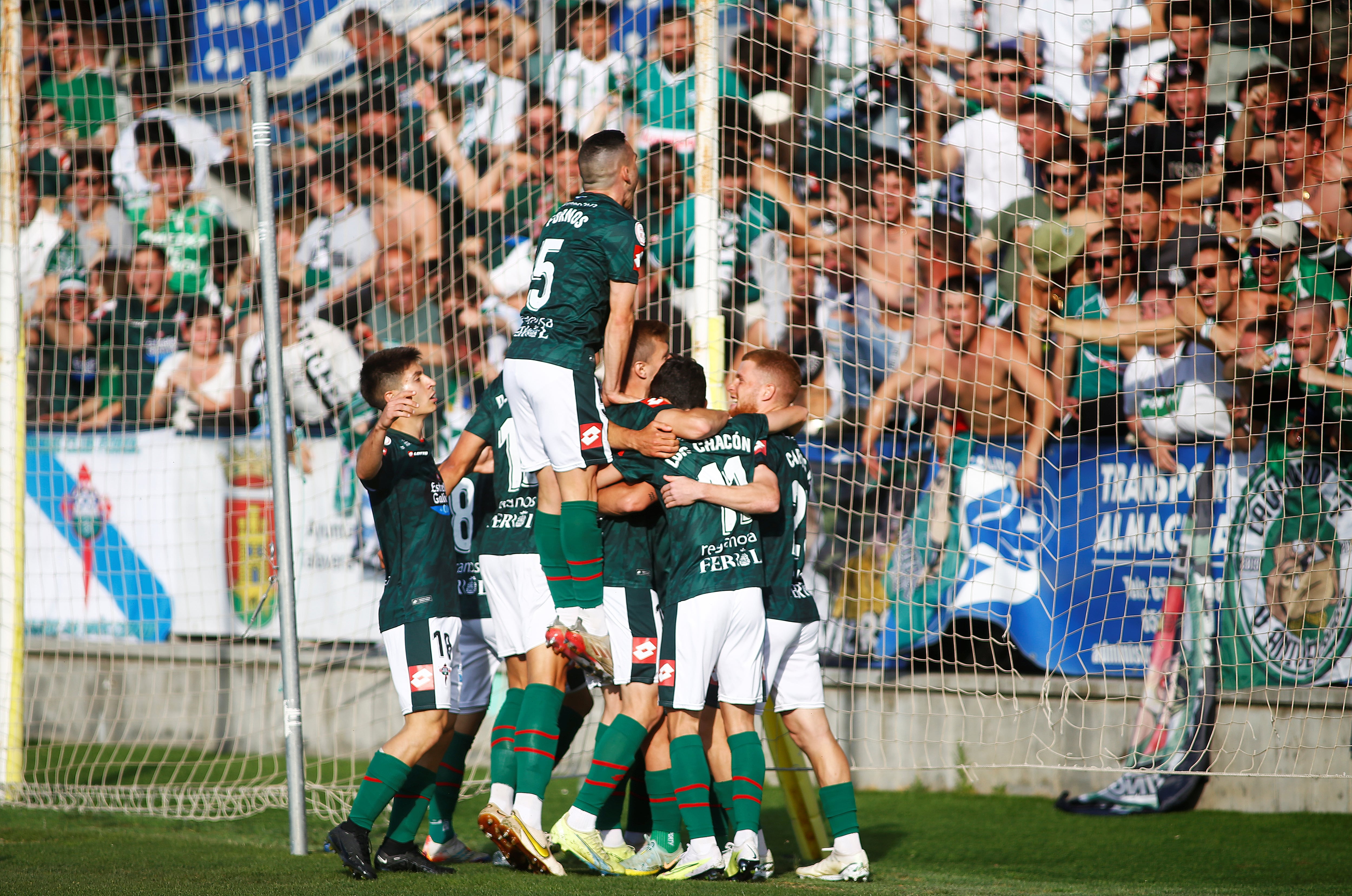 Los jugadores del Racing celebran el gol de Manu Justo ante el Talavera en El Prado (foto: Raúl Lomba / Cadena SER)