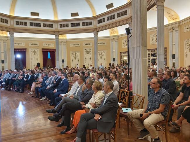 El acto del 10 aniversario ha reunido a representantes de la política, la economía, la cultura, la Fiesta, el deporte, el movimiento vecinal, etc, de Alcoy y comarca