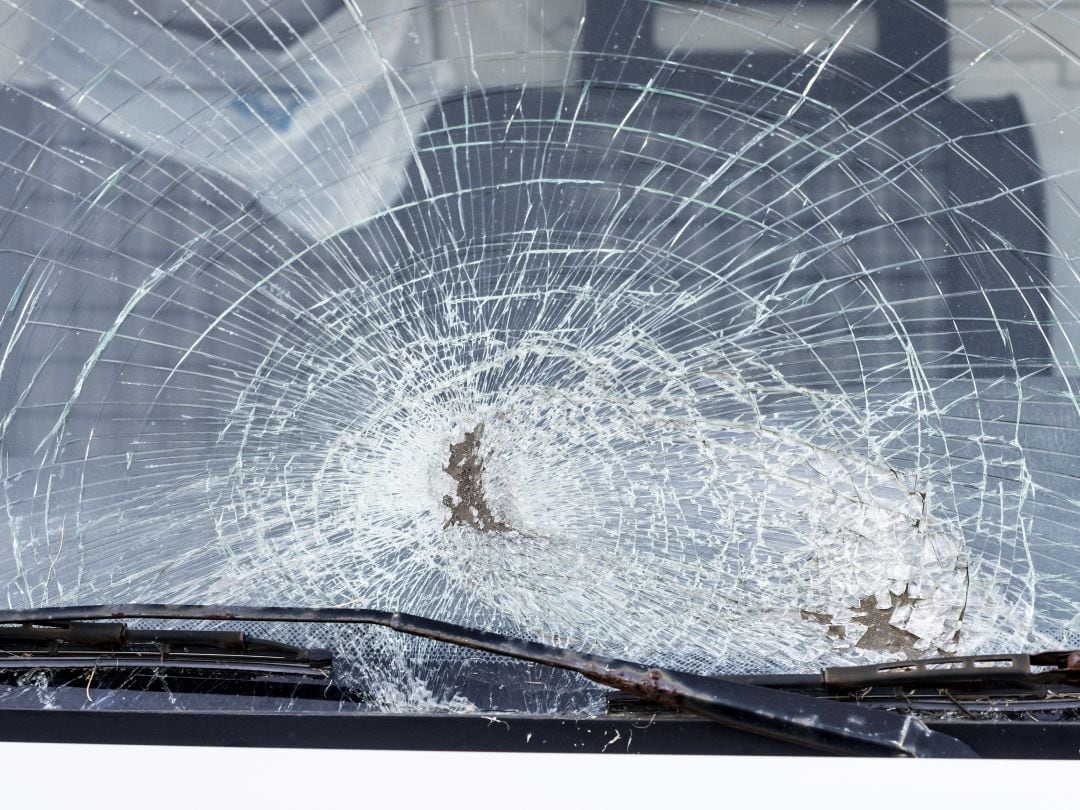 La luna delantera de un coche tras recibir un golpe.