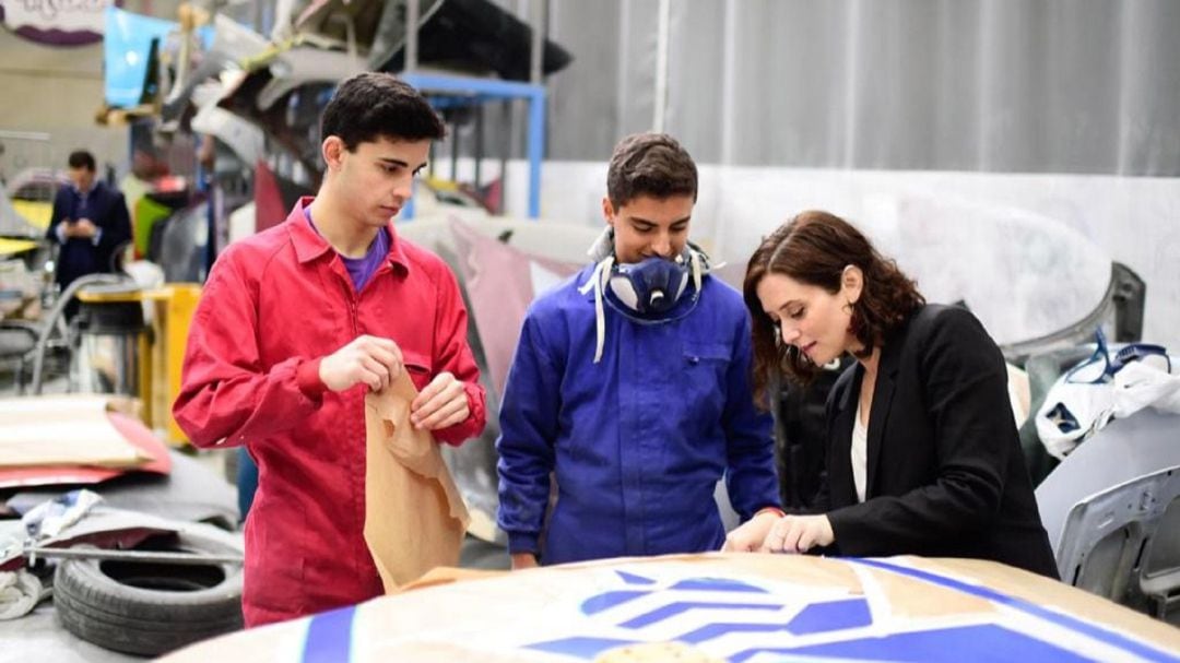 Isabel Díaz Ayuso con alumnos de FP Dual