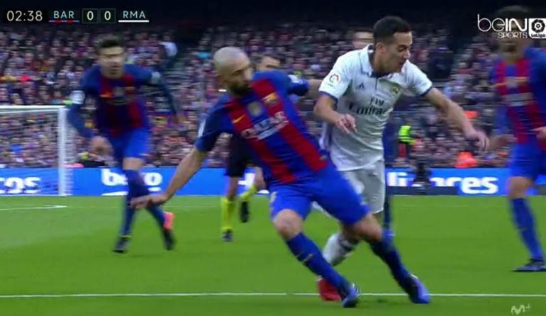 Mascherano derriba a Lucas Vázquez