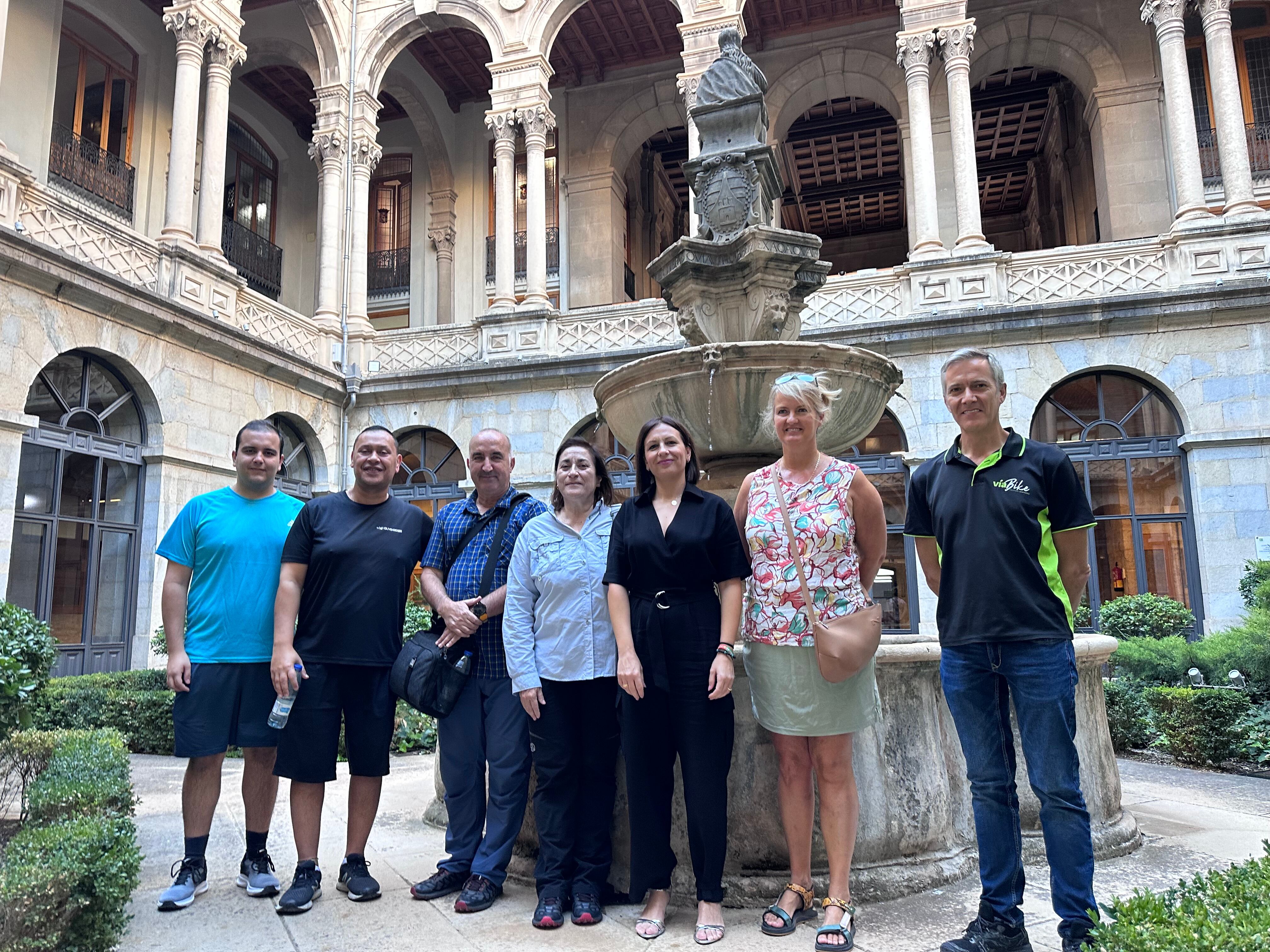 Participantes del Fam Trip posan junto a la diputada Isabel Uceda en el Palacio Provincial.