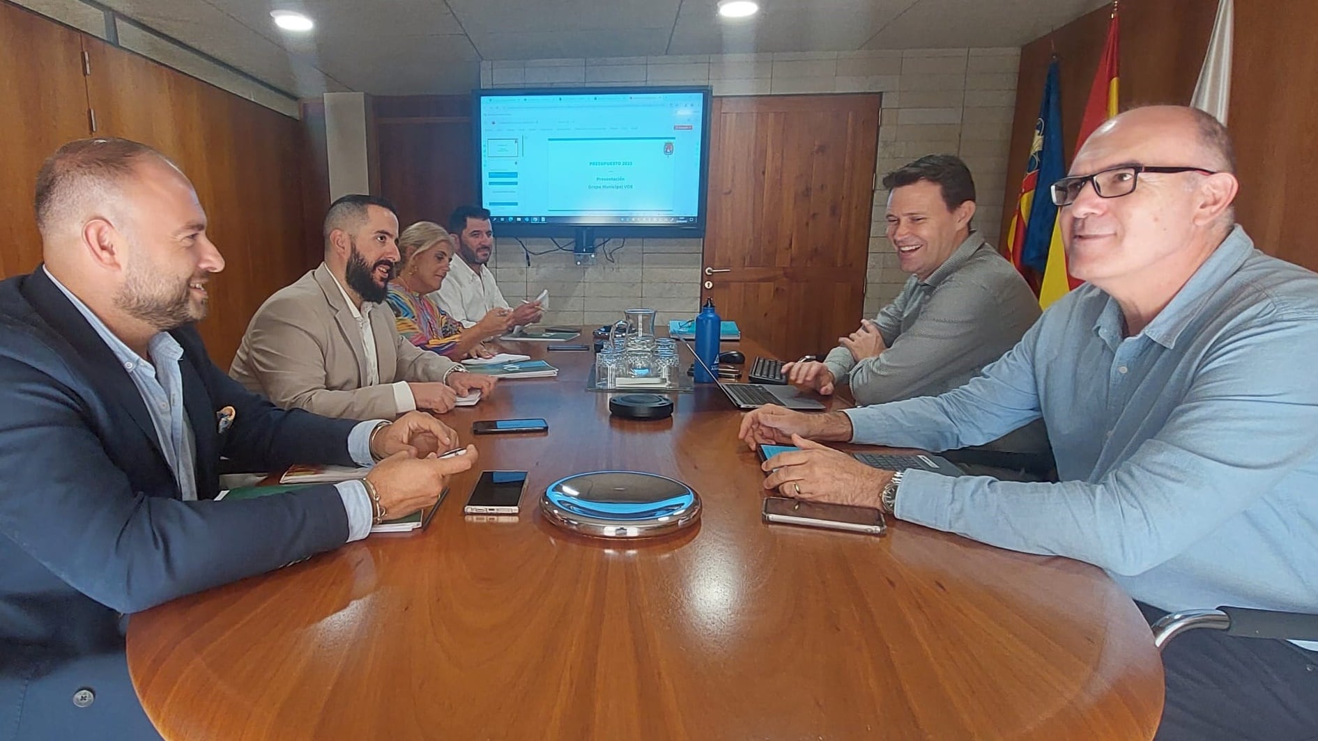 Reunión entre el equipo de gobierno y Vox para la negociación de los Presupuestos Municipales 2025