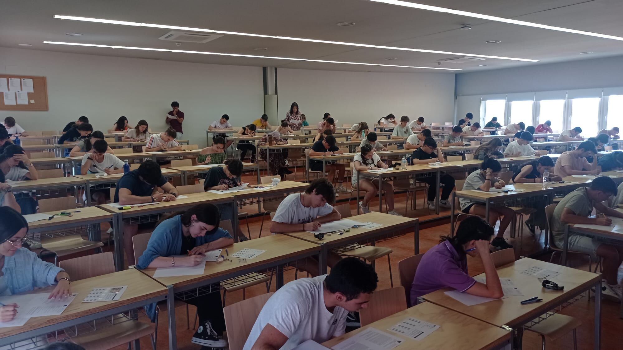 Alumnos realizando la EvAU en el campus de Cuenca