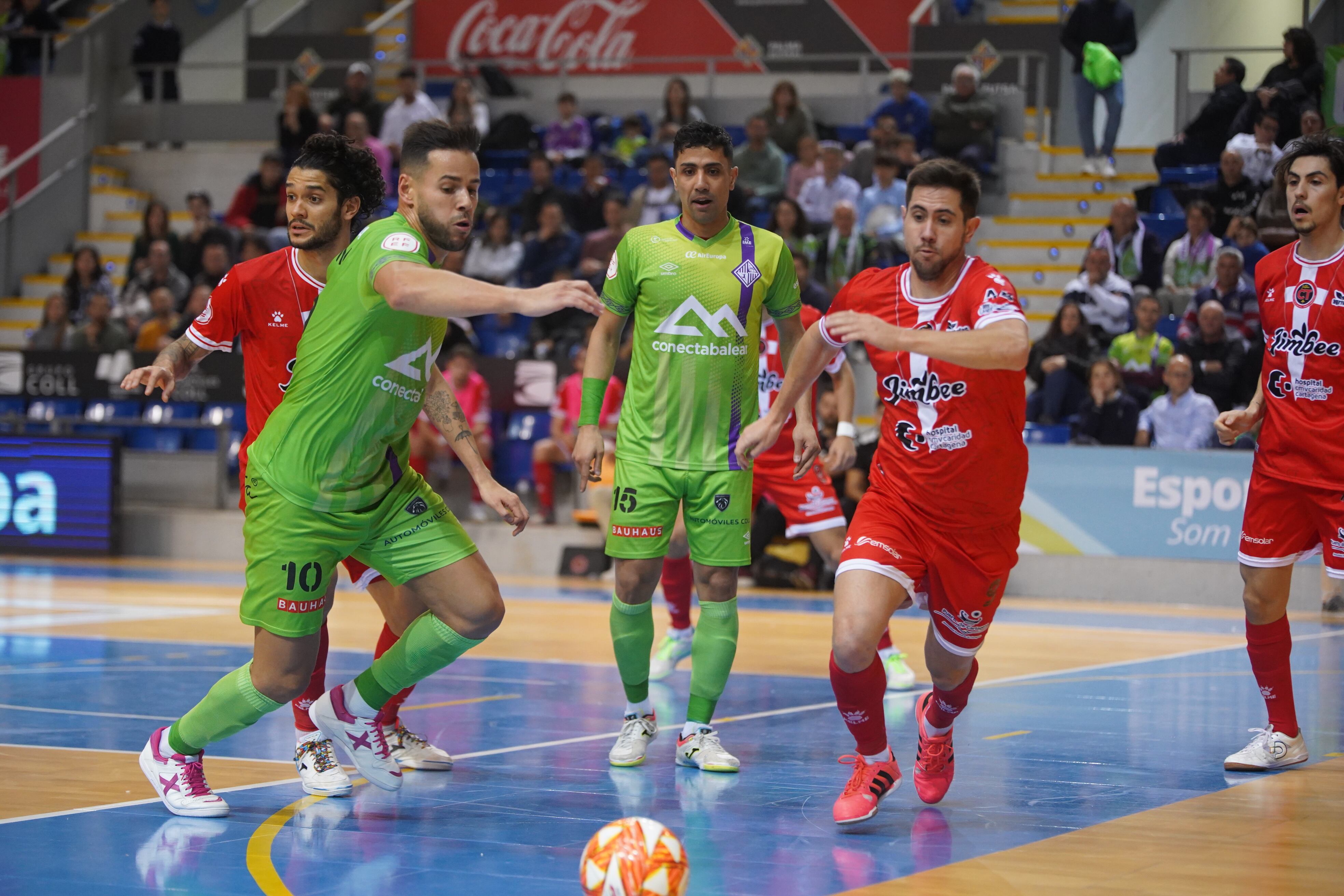 Bebe trata de disputar un balón