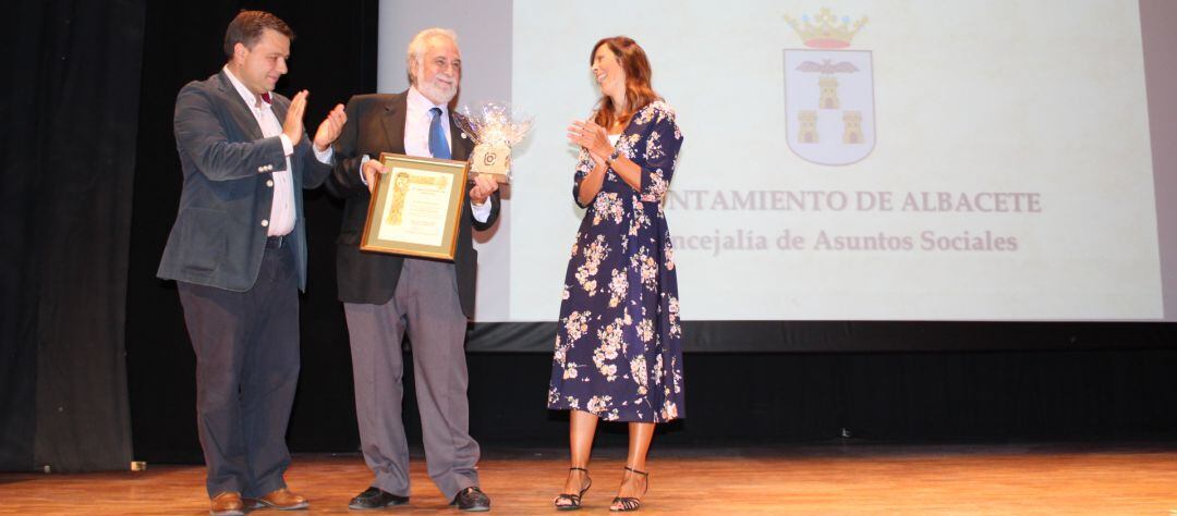 Amós Núñez ha recogido el premio en el Día de las Personas Mayores