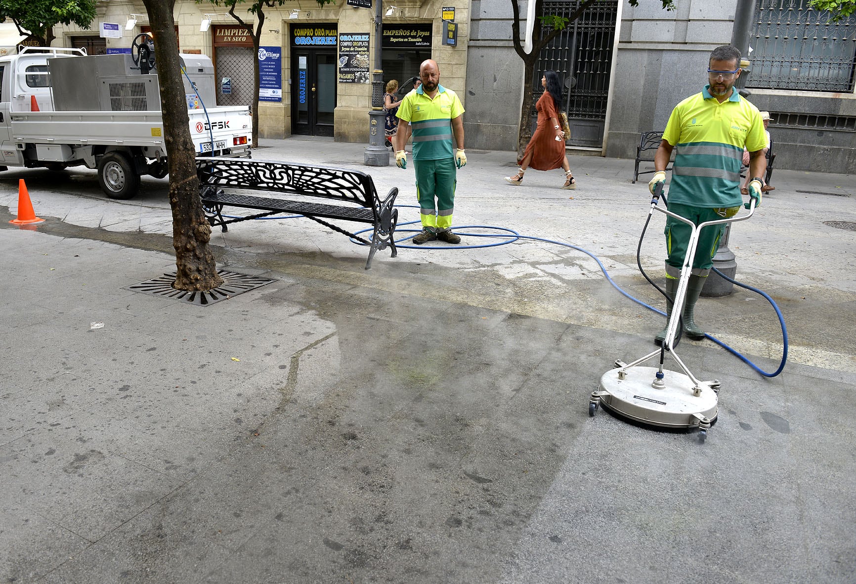 Operarios retirando la cera de la calle Larga