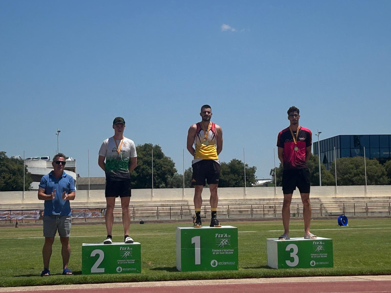 Bià Pons (1er) i Sergi Pons (2on) en el podi dels 400 metres llisos.