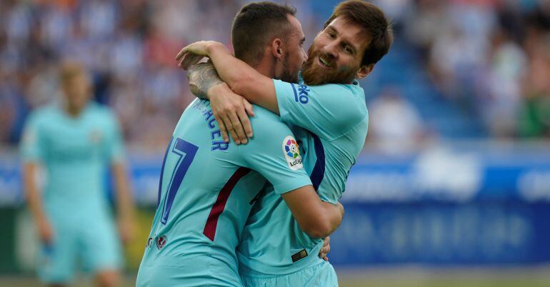 Leo Messi abraza a Paco Alcácer durante el partido frente al Alavés