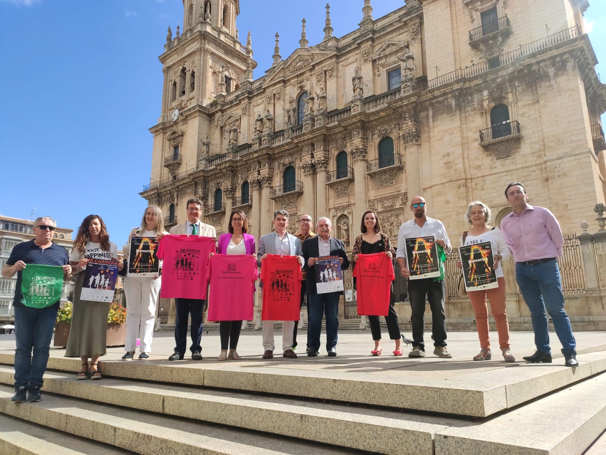 Autoridades posan ante la Catedral de Jaén tras la presentación de la Carrera Nocturna de la Noche de San Juan 2024