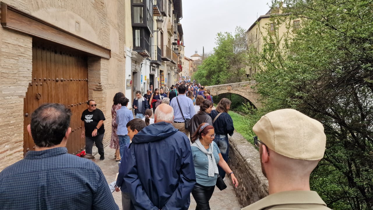 Turistas en la Carrera del Darro de Granada durante la Semana Santa del 2024