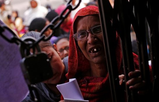 Una mujer, en la puerta de una entidad bancaria de Kanpur.