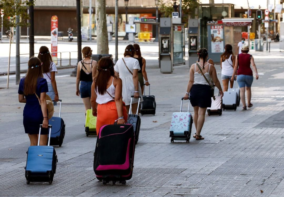 Varios turistas caminando por Barcelona