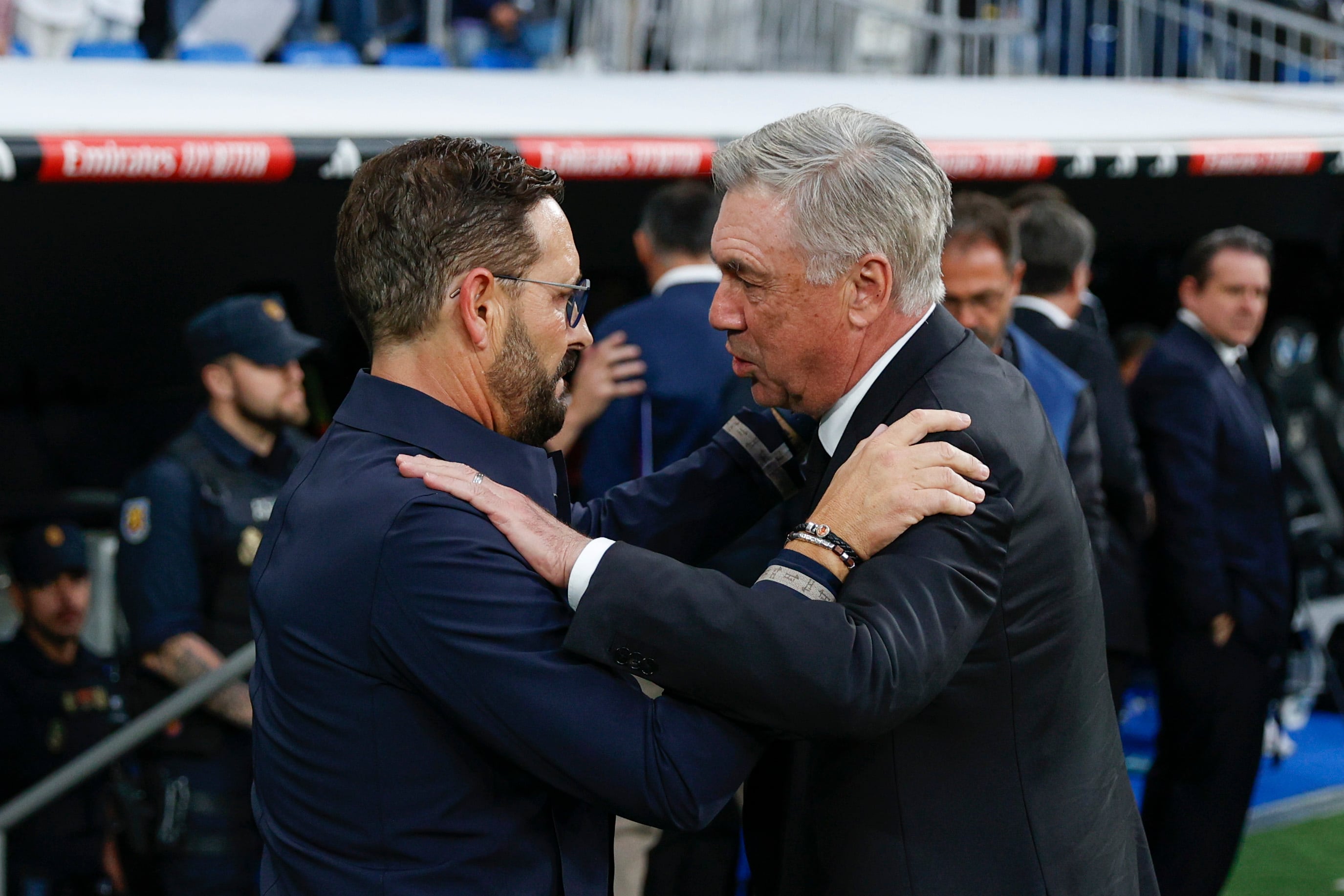 Carlo Ancelotti, técnico del Real Madrid con José Bordalás, técnico del Getafe. EFE/ Rodrigo Jimenez