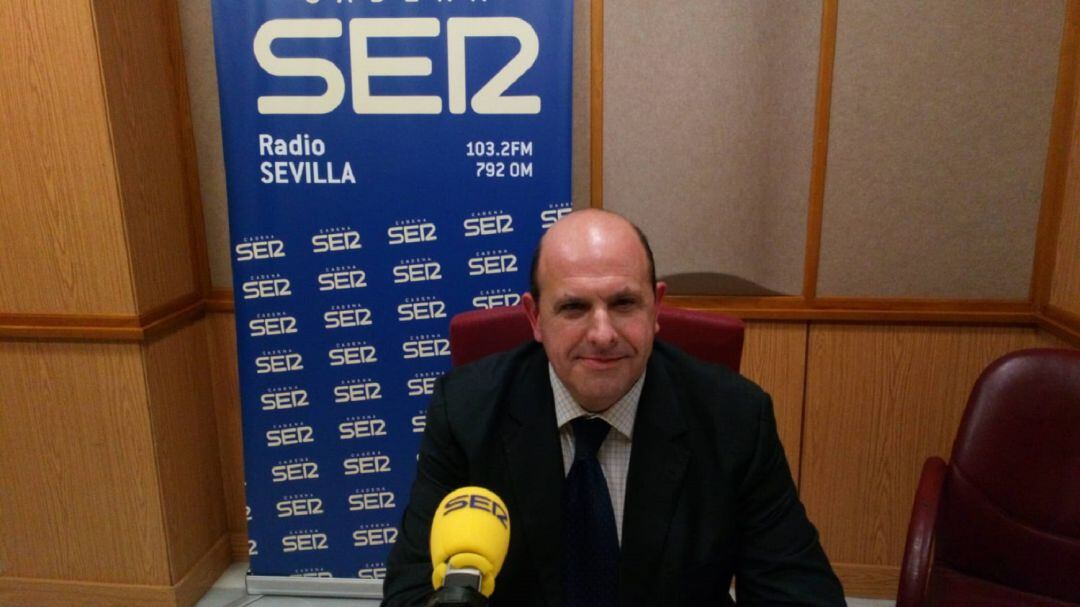 José Ángel García, hermano mayor de la Sagrada Mortaja, en el estudio de Cruz de Guía