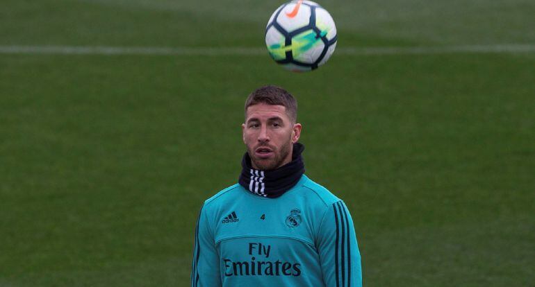 Un balón sobrevuela las inmediaciones de Sergio Ramos durante un entrenamiento