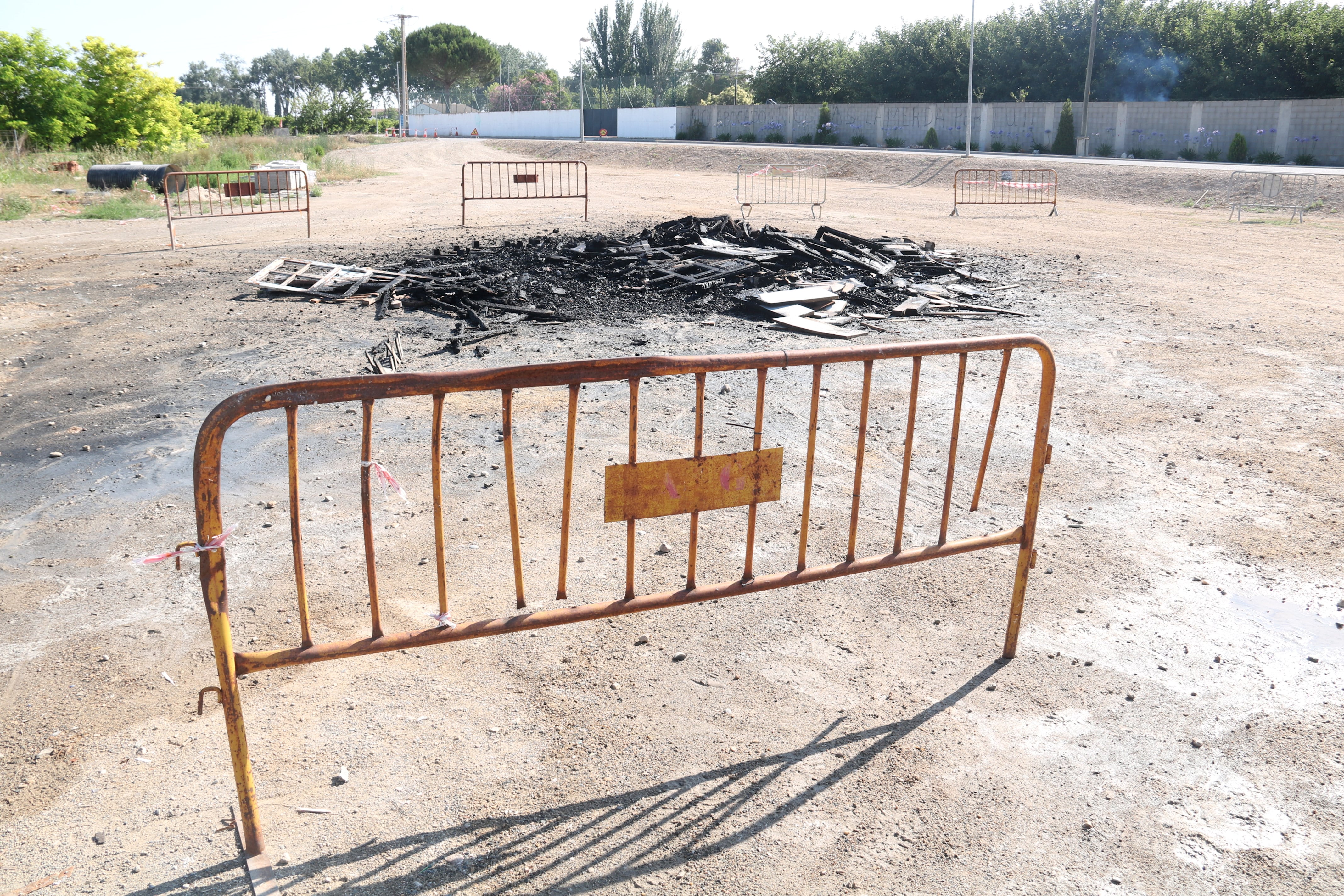 Restes de la foguera de Sant Joan a Gimenells