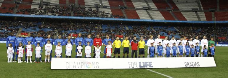 GRA162. MADRID, 29/12/2014.- Los equipos de las selecciones de la Liga de Fútbol Profesional, Este y Oeste, posan antes del comienzo del partido de la segunda edición de Champions for Life, partido benéfico promovido por la Fundación del Fútbol Profesiona