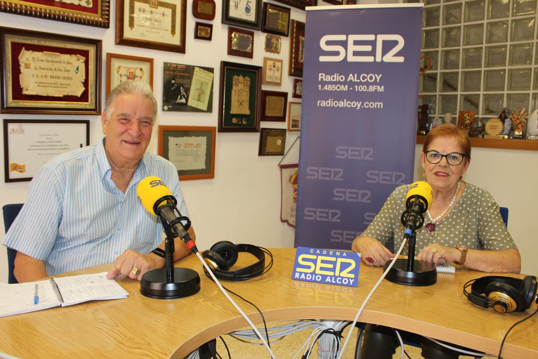 Manolo Flores y María León, en el estudio central de Radio Alcoy