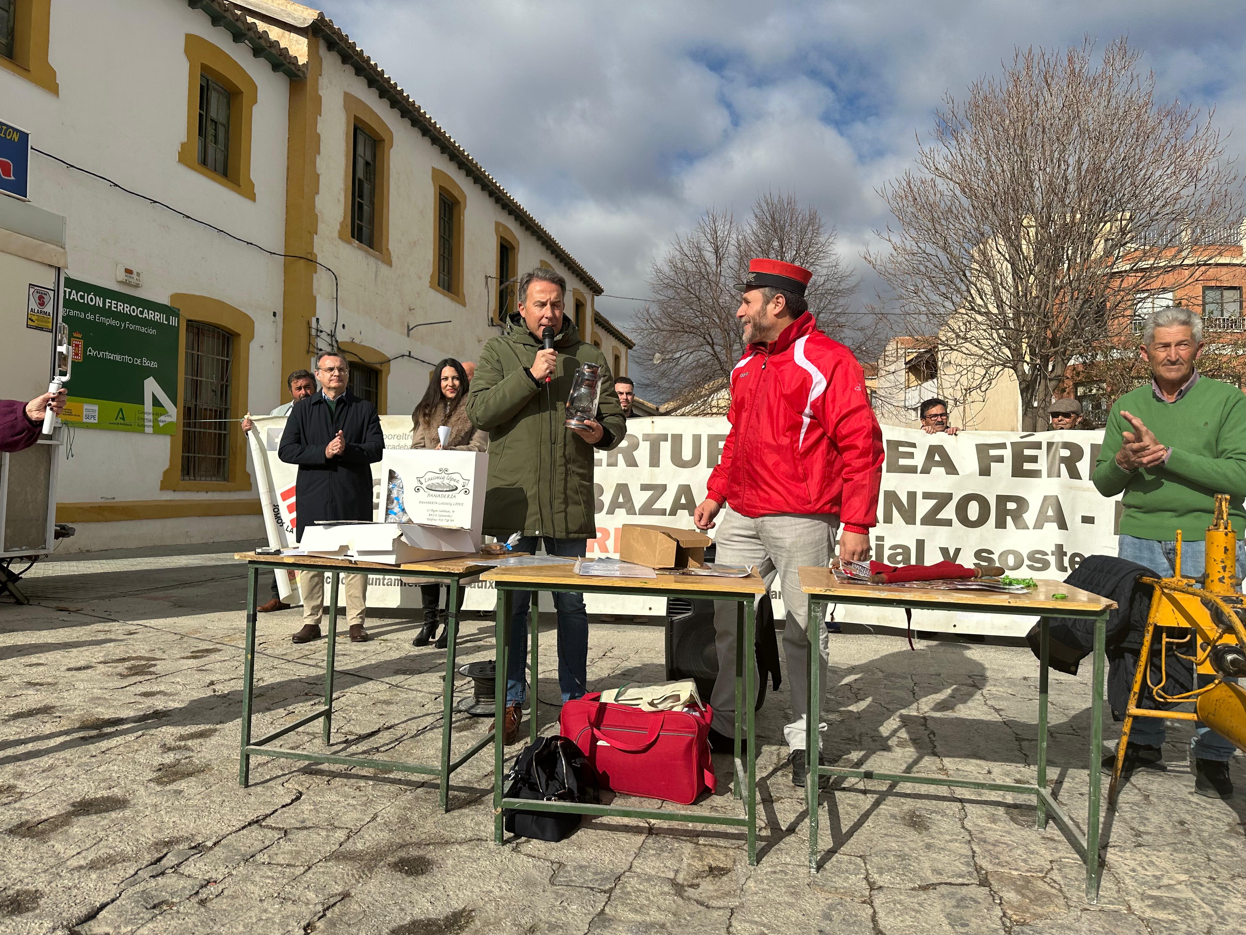 Fulgencio Gil, alcalde de Lorca, junto a Antonio Francisco Martínez, presidente de los Amigos del Ferrocarril de la Comarca granadina