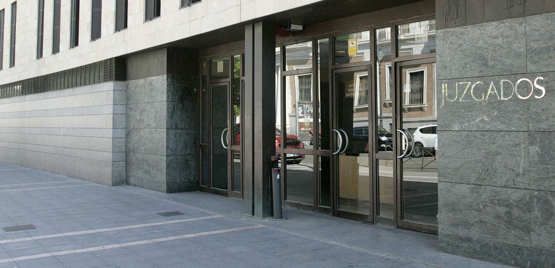 Acceso al edificio de los Juzgados de Valladolid