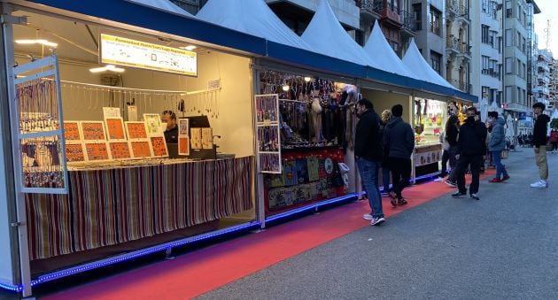 Artesanía y productos variados en el mercado de Navidad de Cuenca.