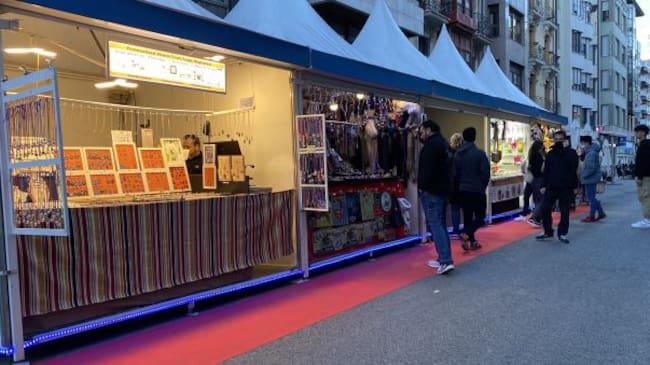 Artesanía y productos variados en el mercado de Navidad de Cuenca.