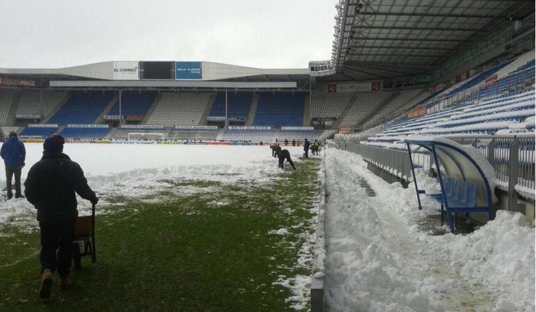 Un operativo de 40 personas ha trabajado para eliminar la nieve que cubre Mendizorroza