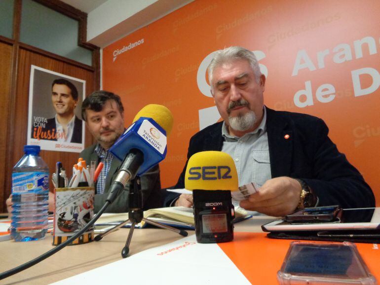 José Ignacio Delgado (en primer término), procurador, y Francisco Martín, portavoz de Ciudadanos en Aranda