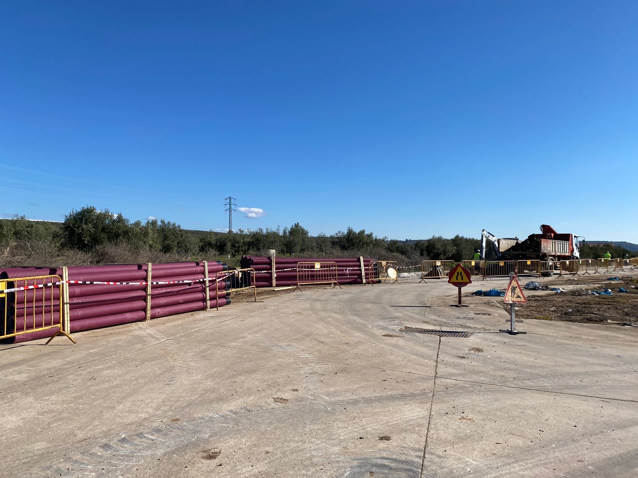 Obras de renovación de la red eléctrica interior del Polígono Industrial Las Calañas de Marmolejo.