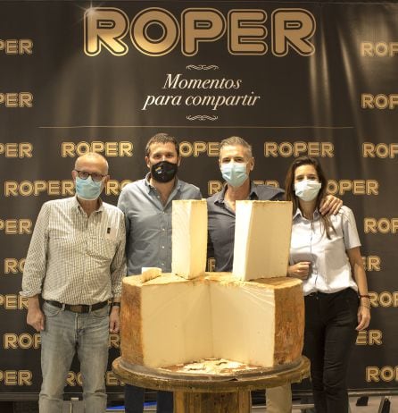 Algunos de los asistentes al corte, entre ellos Fernando González, consejero delegado de Frimancha Canarias y el director-gerente de Roper, Carlos Lozano.