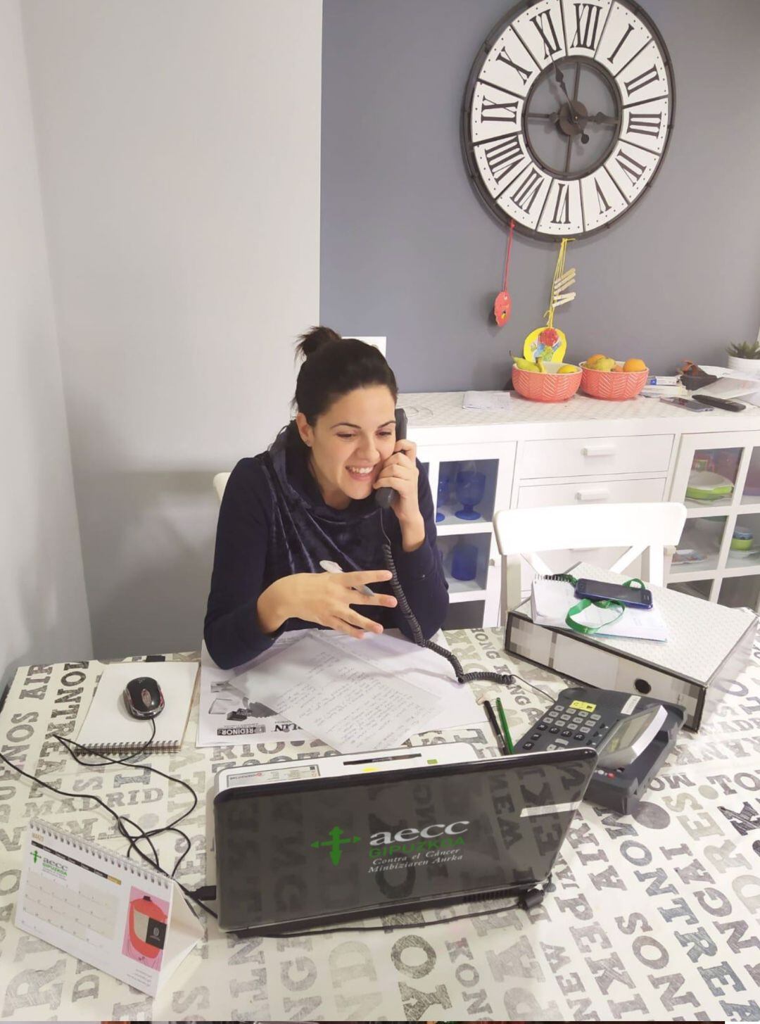 Una profesional de la AECC atendiendo una consulta teléfonicamente.